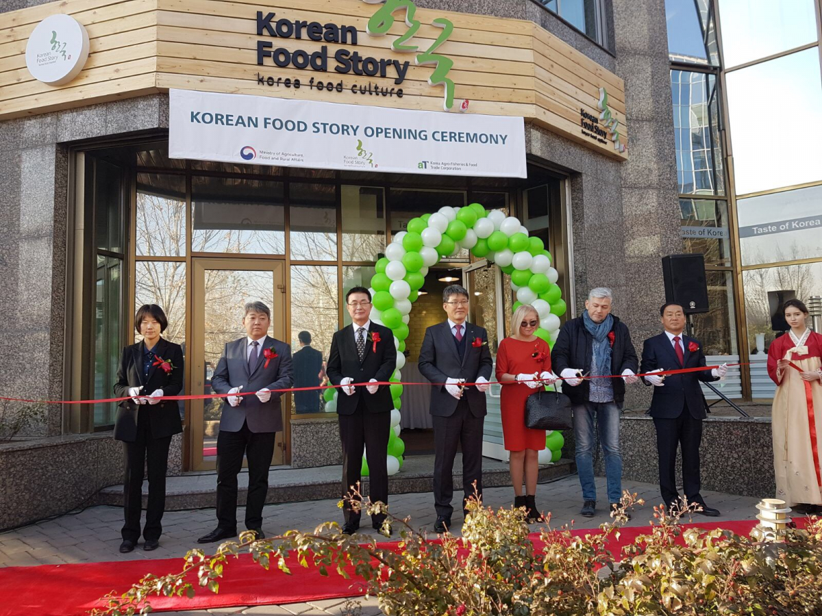 ▲여인홍 aT 사장(왼쪽에서 네 번째)이 23일 카자흐스탄 알마티에서 K-Food 파일럿숍 개장 기념식에 참석해 현지 관계자들과 축하 테이프를 자르고 있다.(농수산식품유통공사)