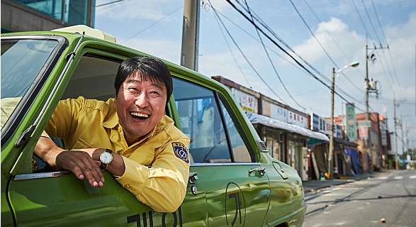 ▲영화 택시운전사가 청룡영화상 작품상을 받았다. 배우 송강호는 남주주연상을 거머쥐었다. (출처=영화 스틸컷)