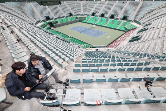 ▲송파구 올림픽공원 테니스경기장에서 직원들이 프랑스오픈 테니스경기대회에 적용될 ‘4DReplay’ 장비를 테스트하고 있다.(사진제공= KT)