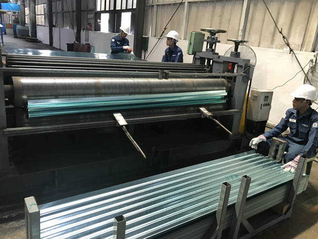 ▲미얀마포스코 직원들이 함석지붕을 생산하고 있다.(사진제공=포스코)