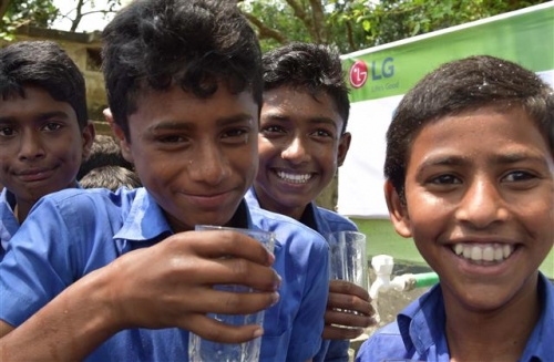 ▲방글라데시 아이들이 LG전자와 굿네이버스가 만든 공동식수시설에서 나오는 물을 마시고 있다. 사진제공=LG전자