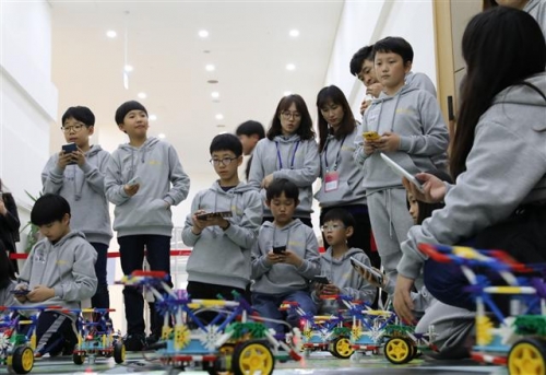 ▲르노삼성자동차는 11일 부산시 국립부산과학관에서 초등학생 60명을 대상으로 ‘어린이 교통안전 코딩·로봇 워크숍’을 실시했다. 사진제공=르노삼성자동차