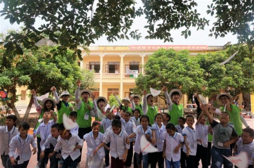 ▲올해 8월 LS 대학생 해외봉사단 20기 단원들이 베트남 하이퐁시에서 현지 초등학생들과 함께 종이 비행기를 날리고 있다. 사진제공=LS그룹