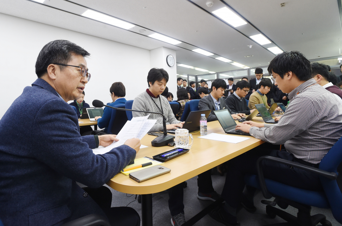 ▲김동연 부총리(왼쪽)가 27일 정부세종청사에서 기자간담회를 열어 최근 우리경제 동향을 설명하고 있다.(기획재정부)