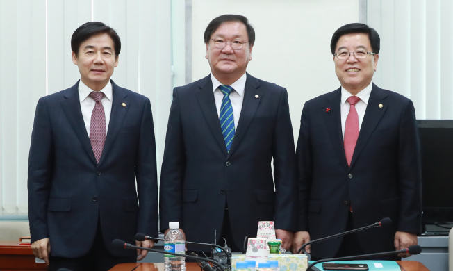 ▲ 27일 오후 국회 운영위원회 소회의실에서 열린 여야 교섭단체 3당 원내수석부대표, 정책위의장 회동에서 각당 정책위의장들이 취재진을 향해 포즈를 취하고 있다. 왼쪽부터 국민의당 이용호, 더불어민주당 김태년, 자유한국당 김광림 정책위의장. 2017.11.27(연합뉴스)