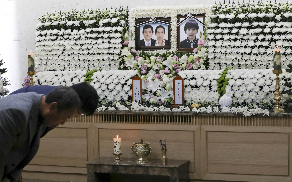 ▲19일 오후 서울 송파구 서울아산병원 장례식장에 마련된 세월호 희생자 부부 고 권재근(미수습) 씨, 고 한윤지 씨, 아들 고 권혁규(미수습) 군의 빈소에서 조문객들이 유족과 인사를 하고 있다. (뉴시스)