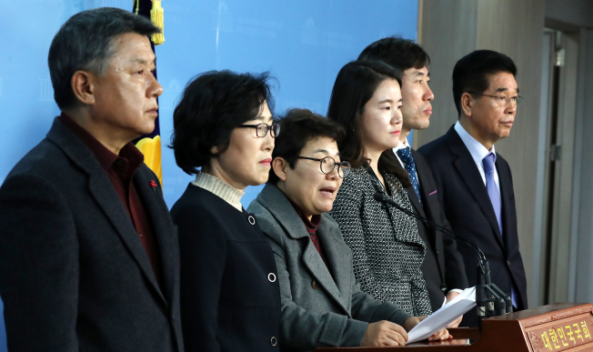 ▲ 28일 오후 서울 여의도 국회 정론관에서 환경노동위원회 야3당 의원들이 현안 관련 기자회견을 하고 있다.(뉴시스)