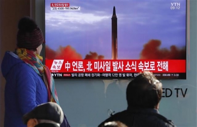 ▲29일 서울 용산역에서 시민들이 북한 미사일 발사 뉴스를 보고 있다. 뉴시스