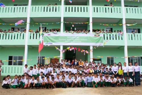 ▲현대건설이 미얀마 딸린타운십 상아티마을 에 건립한 초등학교 완공식 모습.
