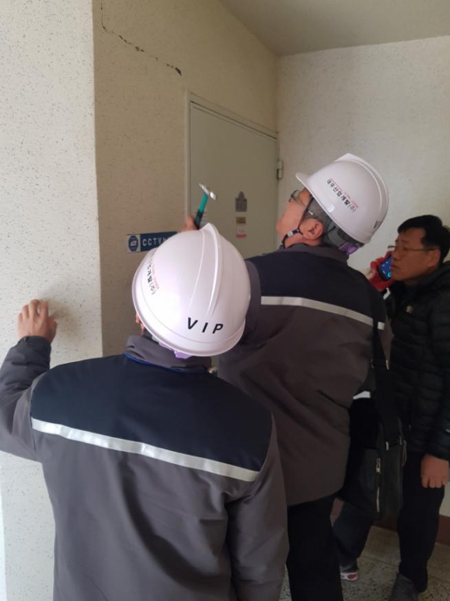 ▲대우산업개발의 ‘시설물 위험도 평가단’이 피해주택을 점검하고 있다(사진=대우산업개발)