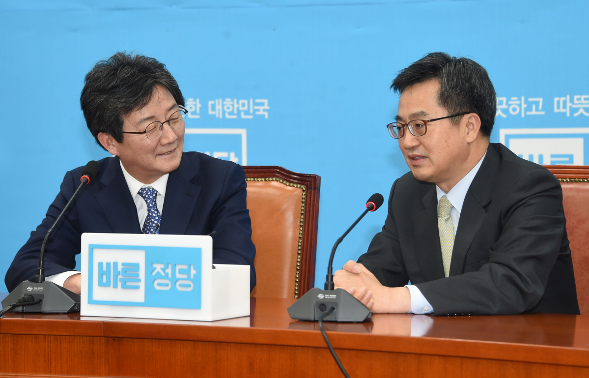 ▲김동연 부총리(오른쪽)가 29일 국회에서 유승민 바른정당 대표와 면담하고 있다.(기획재정부)