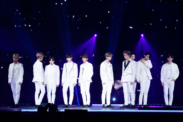 ▲'2017 MAMA' 무대에 오른 그룹 워너원(사진=CJ E&M)