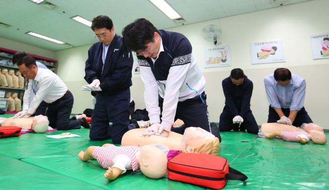 ▲조원태 대한항공 사장(사진 가운데)이 심폐소생술 가슴압박 교육을 받고 있다. (사진제공=대한항공)