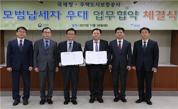 ▲지난 28일 서울지방국세청 국제회의실에서 열린 '모범납세자 보증 우대혜택 제공을 위한 업무협약' 체결 사진.  왼쪽부터 HUG 허종문 기업보증팀장, 이광재 금융기획실장, HUG 김선덕 사장, 국세청 서대원 국세청 차장, 김석환 납세자보호관, 오덕근 납세자보호담당관(사진=주택도시보증공사)