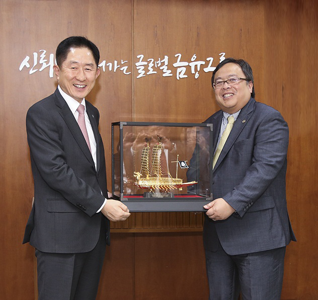 ▲이진국 하나금융투자 사장(왼쪽)이 지난 29일 여의도 하나금융투자 본사사옥에서 밤방 브로조누고로 인도네시아 국가개발기획부 장관과 면담을 가진 뒤 기념선물을 전달하고 있다.(사진제공=하나금융투자)