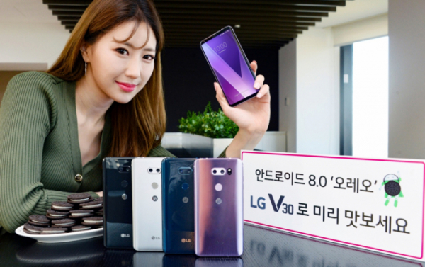 ▲2일 여의도 LG트윈타워에서 모델이 LG V30로 최신 안드로이드 OS '오레오'를 미리 써볼 수 있는  'LG OS 프리뷰' 프로그램을 소개하고 있다. (사진제공=LG전자)