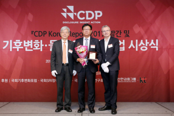 ▲지난 10월27일 조선호텔에서 개최된 ‘2017 CDP KOREA 시상식’에서 장지인 CDP 한국위원장(사진 왼쪽), 민준기 현대건설 상무(가운데), 폴 딕킨슨(Paul Dickinson) CDP 영국본부 회장(오른쪽)이 기념촬영을 하고 있다(사진=현대건설)