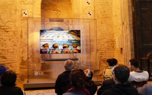▲터키 이스탄불에 위치한 세계적 유적지  '아야소피아(Ayasofya)' 박물관을 찾은 방문객들이 'LG SIGNATURE(시그니처) 올레드 TV W'(77형)으로 아야소피아 박물관의 역사를 감상하고 있다.