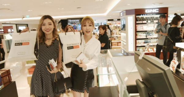 ▲왕홍들이 '신라면세점 서울점'을 방문해 면세점 쇼핑 체험을 하고 있다. (사진제공=신라면세점)