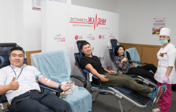 ▲LG전자가 11월 한 달간 국내사업장과 해외 법인에서 헌혈캠페인을 진행하며 기업의 사회적 책임을 적극 실천한다. LG전자 카자흐스탄 법인 소속 직원들이 헌혈을 하며 환하게 웃고 있다. 