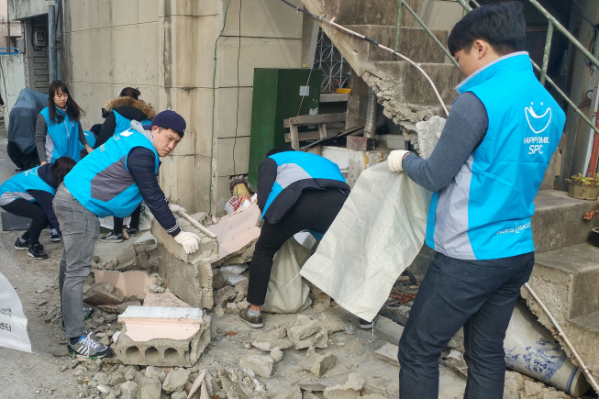 ▲SPC그룹 임직원들이 17일 경북 포항시 지진 피해지역을 찾아 봉사활동을 펼치고 있다.(사진제공=SPC그룹)