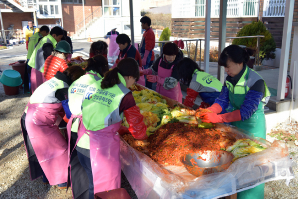 ▲건설공제조합은 김장철을 맞아 용인시 백암면에 위치한 사회복지시설시설인 성가원을 방문해 ‘김장나눔 봉사활동’을 진행했다(사진=건설공제조합)