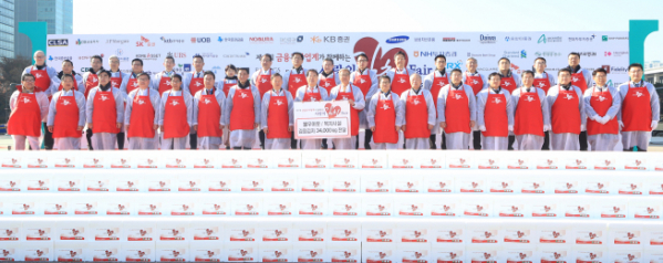 ▲금융투자협회가 21일 주최한 '제7회 사랑의 김치 페어'에 협회를 비롯한 61개 증권유관기관, 금융투자회사 CEO 43명, 직원 700여명이 동참했다. (사진제공=금융투자협회)