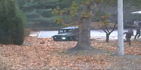 ▲13일 판문점 공동경비구역(JSA)에서 귀순 북한 병사가 지프 차량에서 내려 북한 군의 총격을 맞으며 남쪽으로 달리고 있다.(사진제공=유엔군사령부)