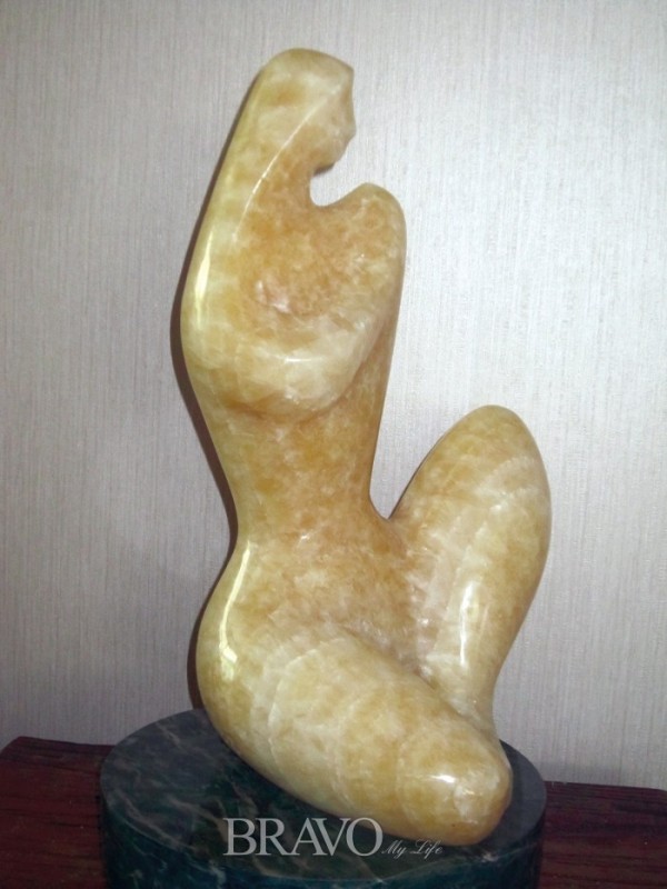 ▲윤영자 ‘愛’ 대리석(오닉스) 22cm x 18cm x 39cm 1984년(이재준 미술품 수집가)