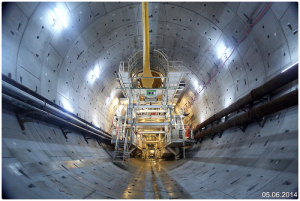▲아파트 5층 높이·무게 3300t 규모의 TBM이 유라시아 해저 터널을 굴착하는 모습(사진=SK건설)