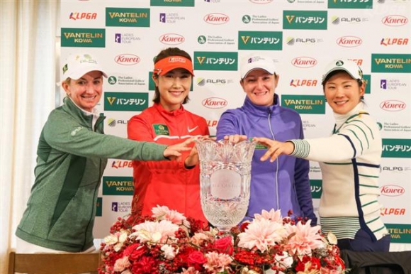 ▲김하늘(왼쪽 두번째)이 호주, 유럽, 일본 투어 대표들과 우승트로피 앞에서 포즈를 취하고 있다. 사진=KLPGA 박준석 포토