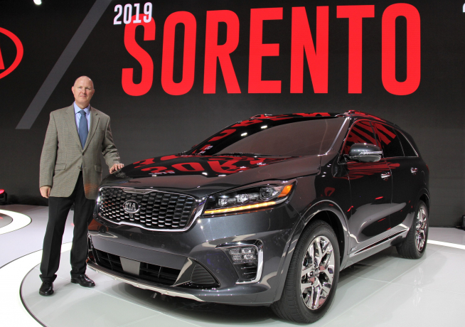 ▲오스 헤드릭(Orth Hedrick) 기아차 미국판매법인(KMA) 상품총괄 부사장이 북미 최초로 선보인 기아차 '더 뉴 쏘렌토' 앞에서 기념촬영을 하고 있다. (사진제공=기아차)