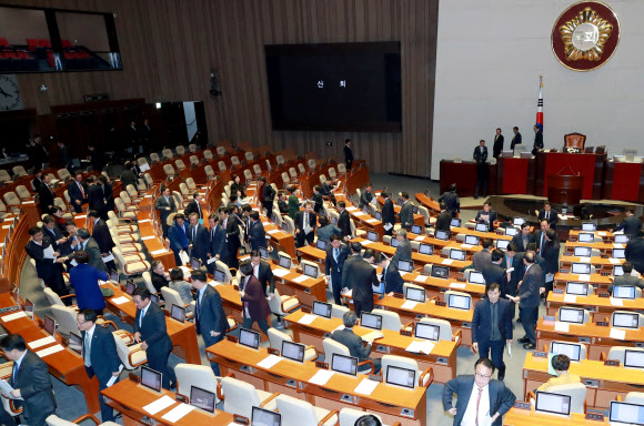 ▲1일 오후 국회 본회의에서 예산부수법안 등 안건 처리를 마치고 본회의가 산회한 뒤 의원들이 본회의장을 빠져나가고 있다. (연합뉴스)