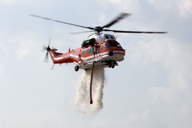 ▲수리온 산림헬기가 소화수를 투하하고 있다. (사진제공=한국항공우주 )