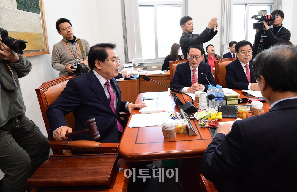 ▲백재현 예결위원장이 14일 서울 여의도 국회에서 제1차 예산결산특별위원회 예산안 등 조정소위원회를 주재하고 있다. 고이란 기자 photoeran@(이투데이DB)