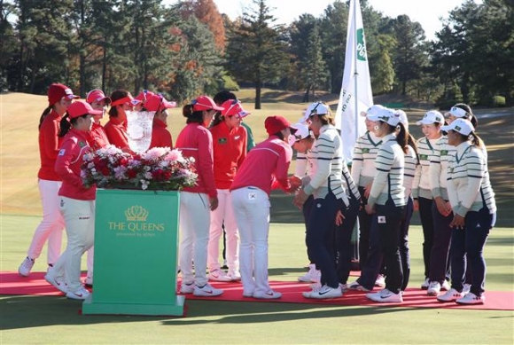 ▲KLPGA 선수들이 JLPGA 선수들의 우승을 축하 해주고 있다.