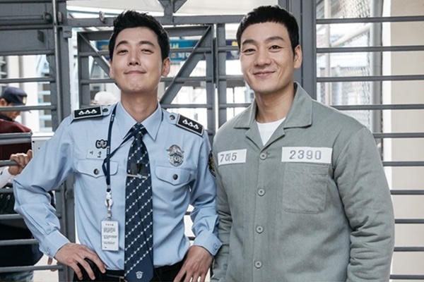 ▲‘슬기로운 감빵생활’ 정경호, 박해수(사진=tvN)