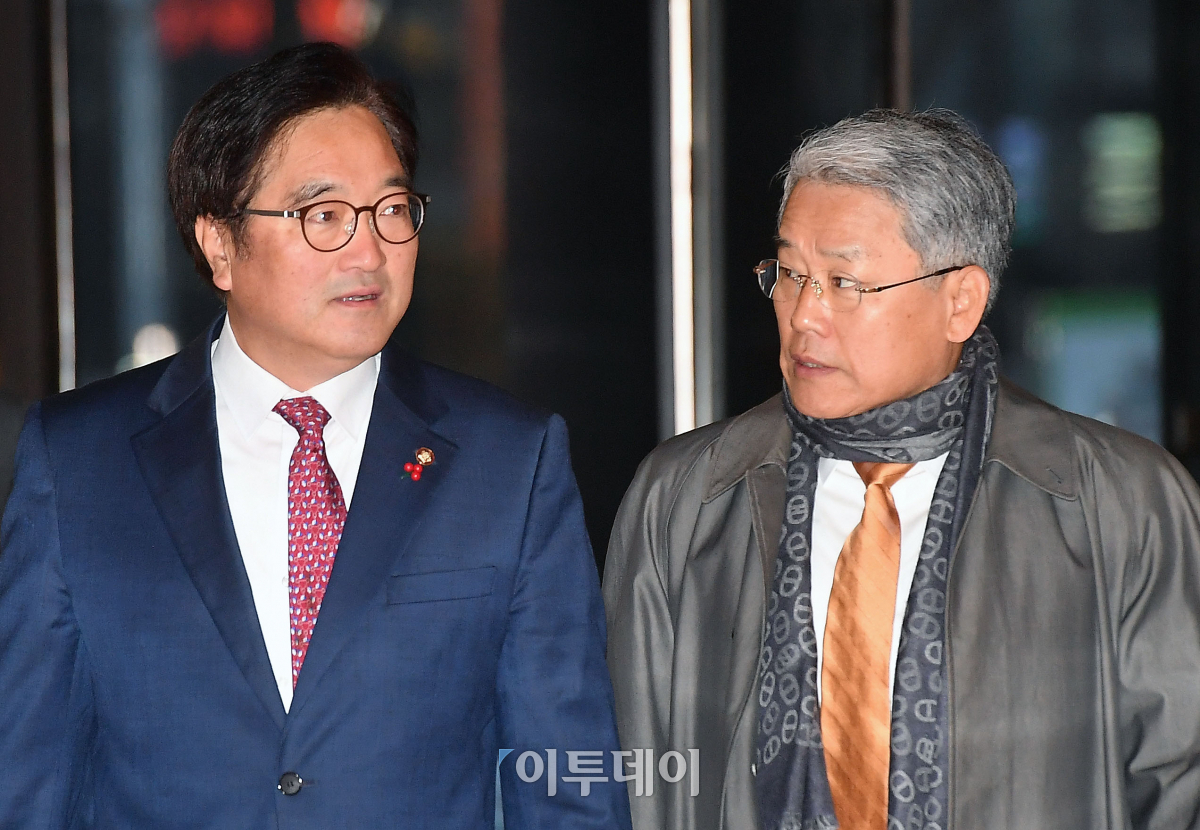 ▲여야가 2018년도 예산안 처리에 난항을 겪고 있는 가운데 우원식(왼쪽) 더불어민주당 원내대표와 김동철 국민의당 원내대표가 4일 오전 비공개 조찬 회동을 위해 서울 여의도의 한 식당으로 들어서고 있다. 이동근 기자 foto@