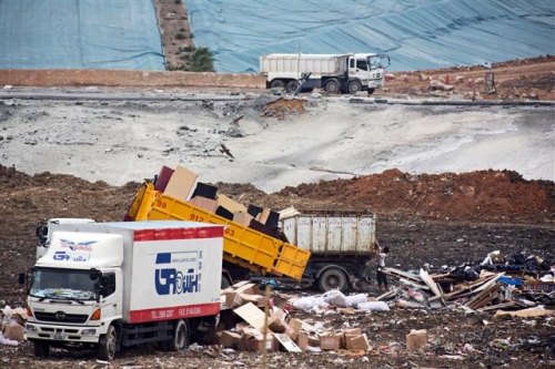 ▲홍콩의 한 쓰레기 매립지에서 트럭으로부터 쓰레기 하차 작업이 이뤄지고 있다. 블룸버그