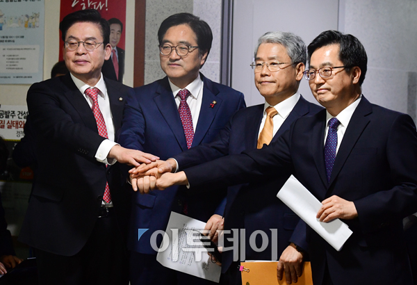 ▲정우택 자유한국당 원내대표, 우원식 더불어민주당 원내대표, 김동철 국민의당 원내대표, 김동연(왼쪽부터) 부총리 겸 기획재정부 장관이 4일 서울 여의도 국회 의원회관에서 내년도 예산안 처리 합의문 발표를 마치고 손을 모으고 있다. 고이란 기자 photoeran@