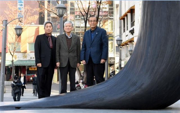 ▲왼쪽부터 임철순 이투데이 이사 겸 주필, 윤국병 전 한국일보 사장, 권혁승 백교효문화선양회 이사장.