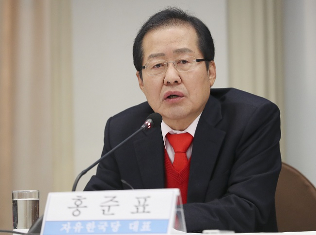 ▲홍준표 자유한국당 대표가 5일 오전 서울 중구 한국프레스센터에서 열린 관훈클럽 초청 토론회에서 패널들의 질문에 답하고 있다. 2017.12.05(뉴시스)