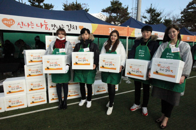 ▲경기도 용인시 처인구 소재 엘리시안 러닝 센터에서 열린 GS건설 김장김치 봉사활동에 참여한 미스코리아와 GS건설 임직원들이 함께 포장이 완료된 박스를 들고 기념촬영하고 있다(사진=GS건설)