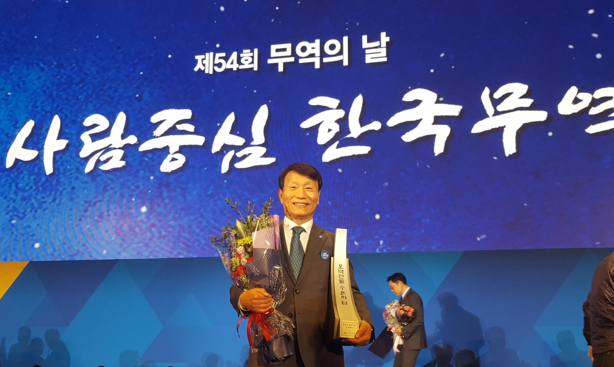 ▲정구완 휴메딕스 대표가 5일 서울 삼성동에서 열린 54회 무역의 날 기념식에서 ‘500만불 수출의 탑’을 수상하고 있다. (사진제공=휴메딕스)