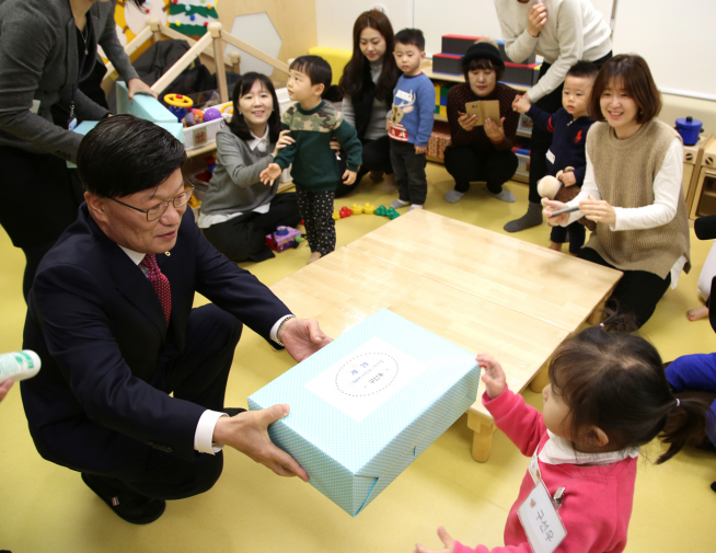 ▲NH투자증권은 5일 여의도 농협재단빌딩 2층에 ‘NH투자증권 어린이집’을 개원했다고 밝혔다. 김원규 NH투자증권 사장이 개원을 기념하며 어린이들에게 선물을 전달하고 있다.(사진제공=NH투자증권)