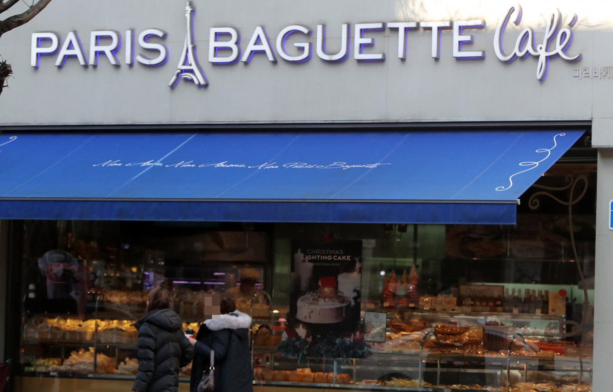 ▲고용노동부가 제빵기사 직접고용 시정지시 기한을 넘긴 파리바게뜨에 대해 6일부터 불법파견 수사를 착수하고, 과태료 부과를 위한 행정절차를 진행한다고 5일 밝혔다. 사진은 대전 시내 한 파리바게뜨 매장 모습.(연합뉴스)