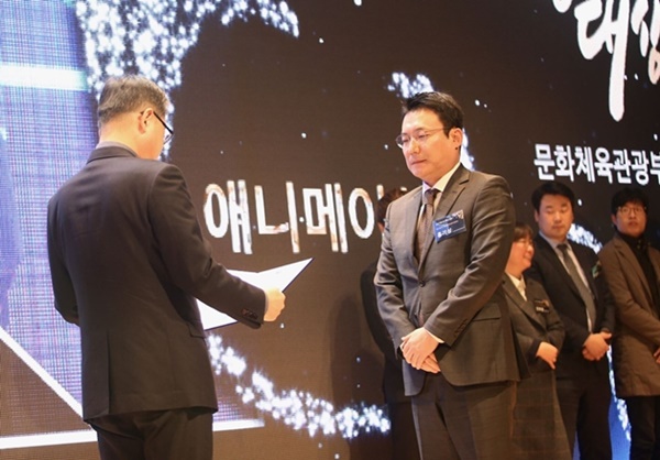 ▲2017년 '대한민국콘텐츠대상' 시상식에서 애니메이션부분 문화체육관광부 장관상을 수상하고 있는 홍기성 CJ E&M 애니메이션 사업본부장(사진=투니버스)