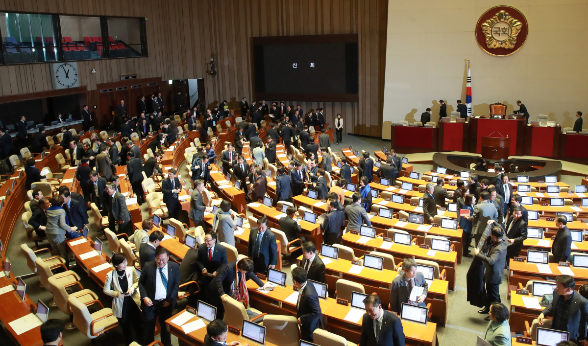 ▲6일 새벽 열린 국회 본회의가 산회돼 의원들이 본회의장을 빠져나가고 있다.(연합뉴스)