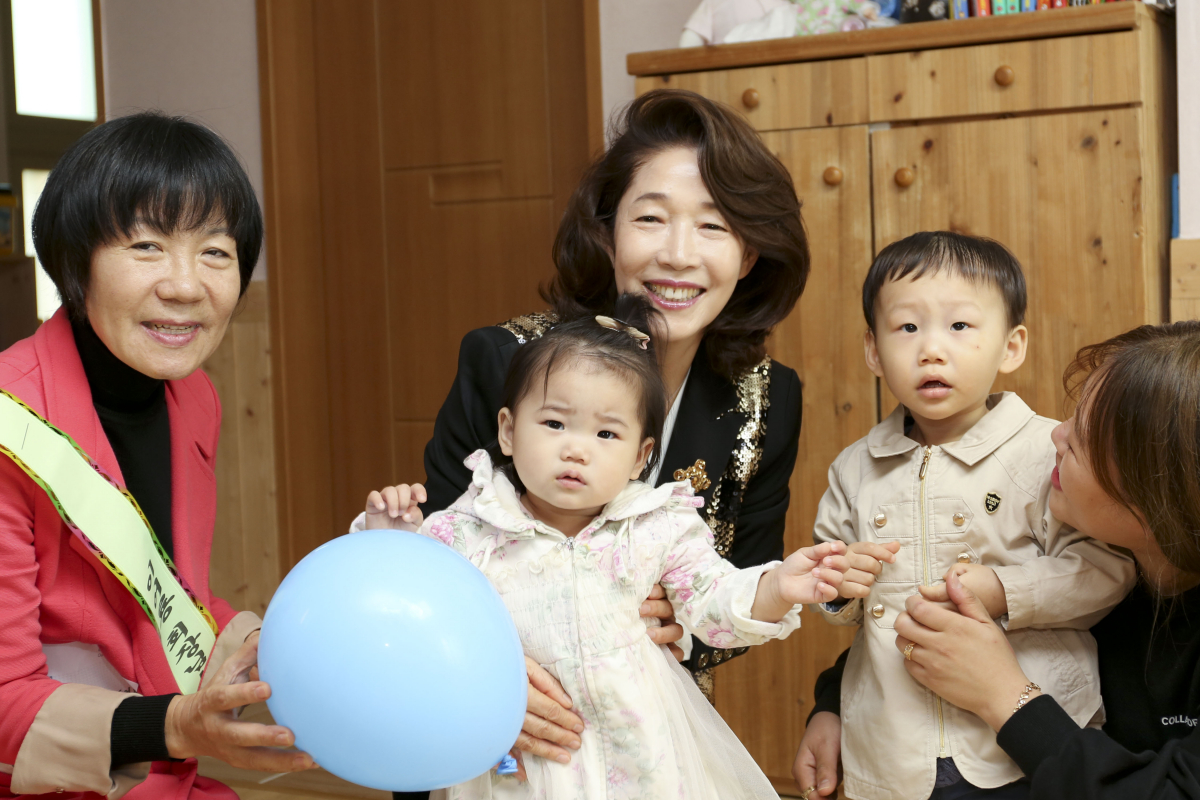 ▲이어룡 대신금융그룹 회장이 나주지역의 영유아 보육시설인 이화영아원을 방문해 사랑의 성금을 전달하고 원생들과 즐거운 시간을 보내고 있다.(사진제공=대신금융그룹)