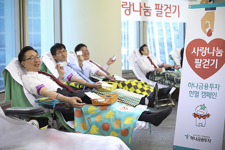 ▲왼쪽부터 강재성 하나금융투자 IB영업추진팀장과 직원들이 지난 5일 여의도 본사 23층 대회의실에서 진행된 ‘하나금융투자 사랑나눔 팔걷기’ 헌혈 캠페인에 참여하고 있다. (사진제공=하나금융투자)